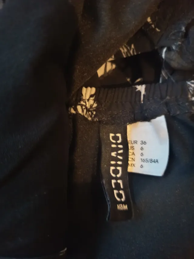 Vestido negro con estampado de plumas