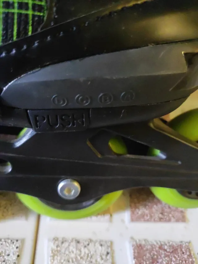 Patines en línea negros y verdes