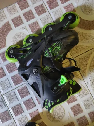 Patines en línea negros y verdes