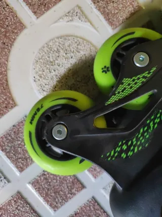 Patines en línea negros y verdes