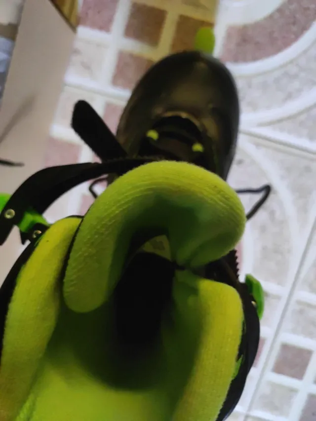 Patines en línea negros y verdes