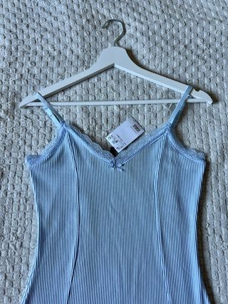 Vestido azul de tirantes con encaje