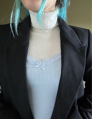 Vestido azul de tirantes con encaje