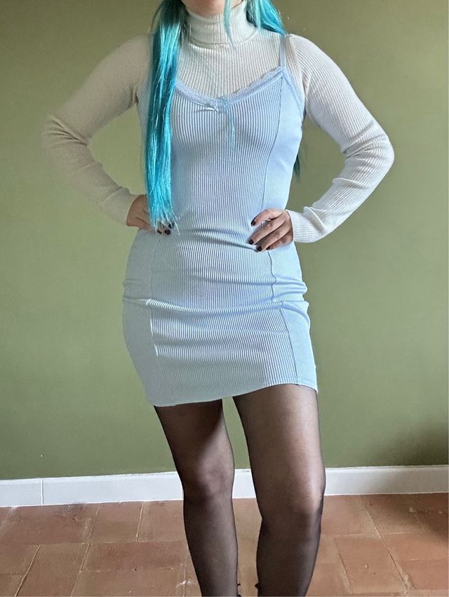 Vestido azul de tirantes con encaje
