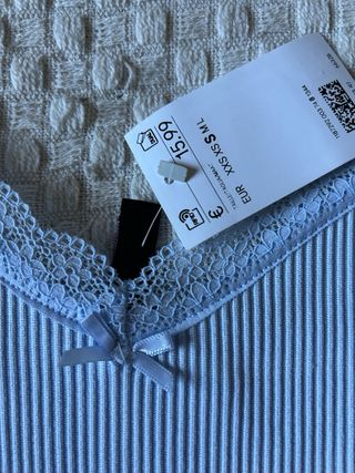 Vestido azul de tirantes con encaje