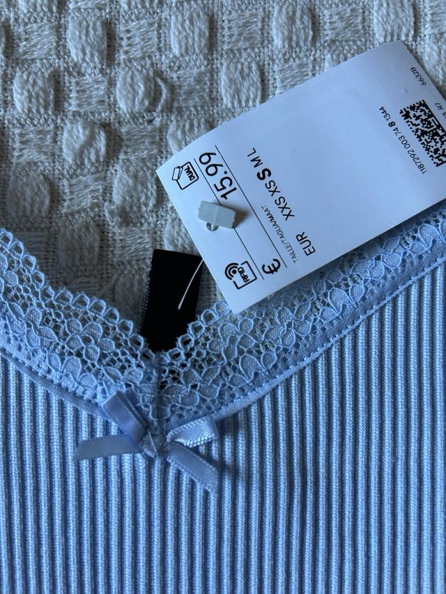 Vestido azul de tirantes con encaje