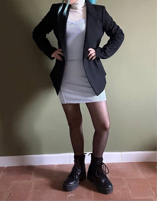 Vestido azul de tirantes con encaje