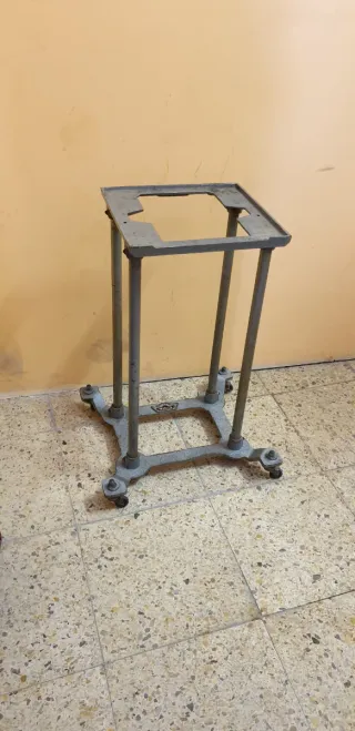 Supporto con 4 ruote