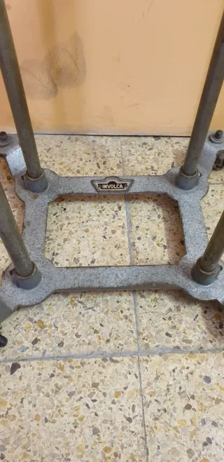 Supporto con 4 ruote