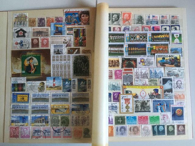 Classificatore con francobolli del mondo