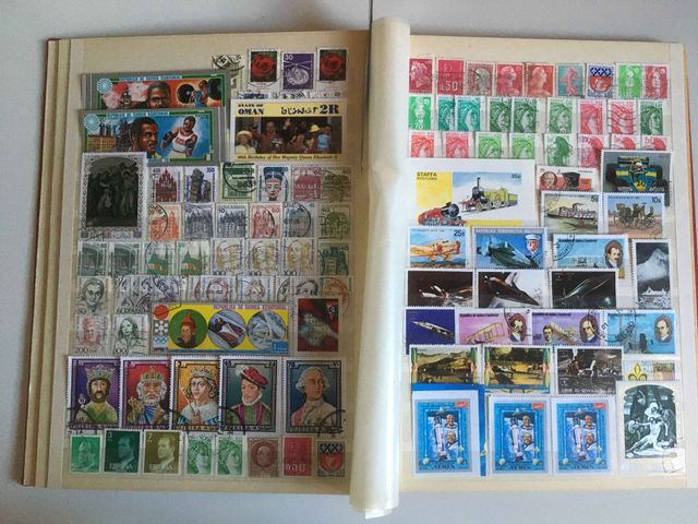 Classificatore con francobolli del mondo