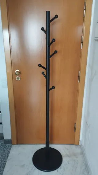 Perchero de pie negro