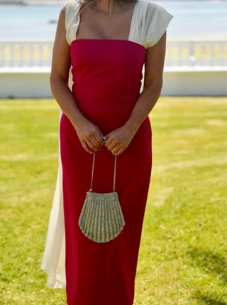 Vestido rojo palabra de honor con foulard