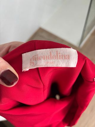 Vestido rojo palabra de honor con foulard