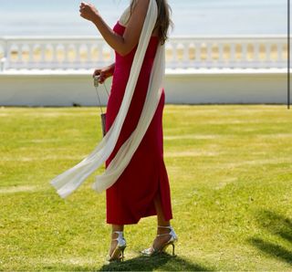 Vestido rojo palabra de honor con foulard