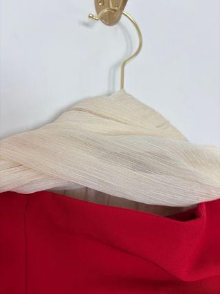 Vestido rojo palabra de honor con foulard