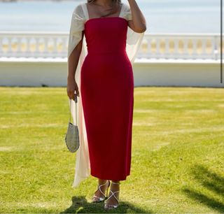 Vestido rojo palabra de honor con foulard