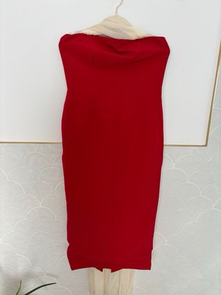 Vestido rojo palabra de honor con foulard