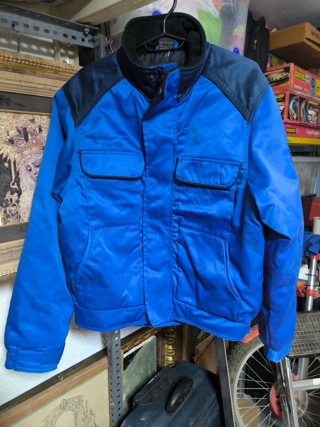 Cazadora impermeable azul y negra