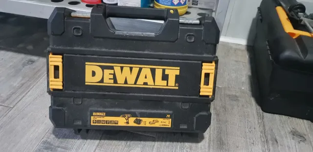 Taladro DeWalt con baterías y maletín