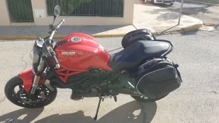 Ducati Monster 1200, año 2014.