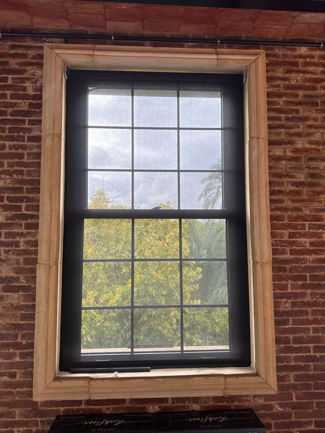 Estores eléctricos opacos beige y negro