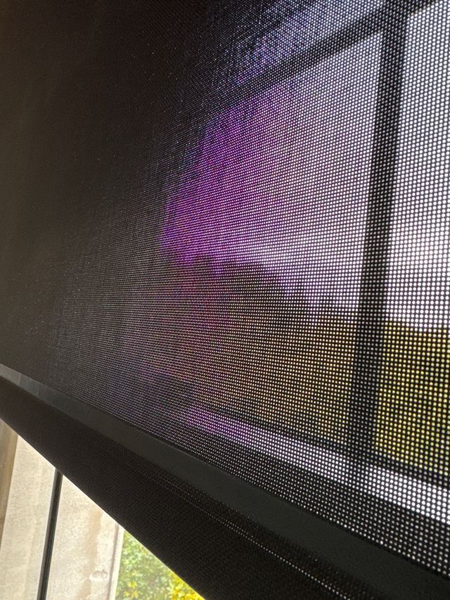 Estores eléctricos opacos beige y negro