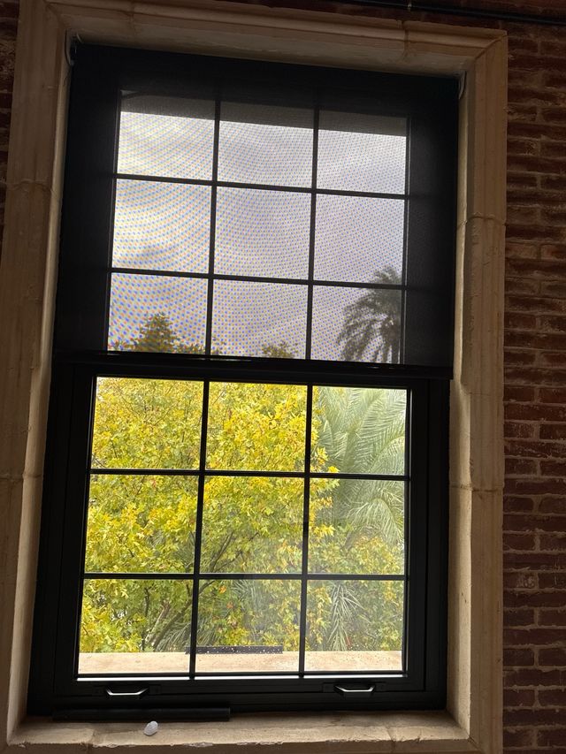 Estores eléctricos opacos beige y negro