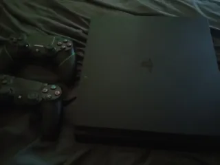 PS4 (PlayStation 4) 1TB 2 Controles Negra