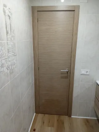 Montaje e instalación de puertas