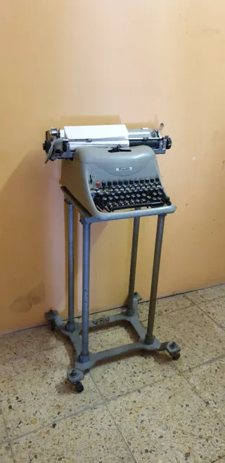 MÁQUINA DE ESCRIBIR HISPANO OLIVETTI