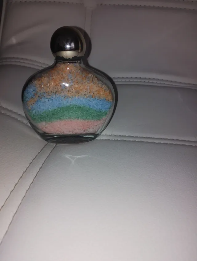 Recipientes decorativos con sales de colores