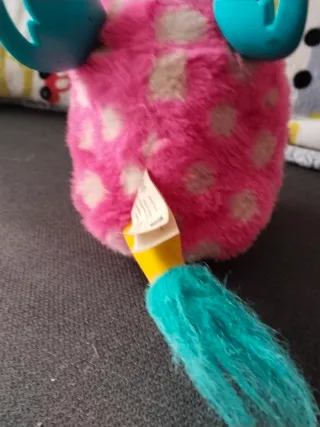 Furby rosa con puntos blancos