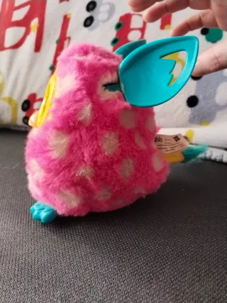 Furby rosa con puntos blancos