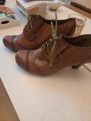 Zapatos de tacón marrones