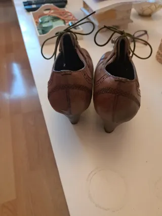 Zapatos de tacón marrones