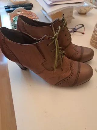 Zapatos de tacón marrones