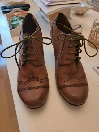 Zapatos de tacón marrones