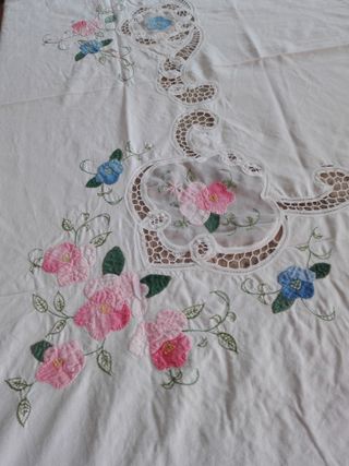 Mantelería de Lino Bordada a Punto de Cruz años 60