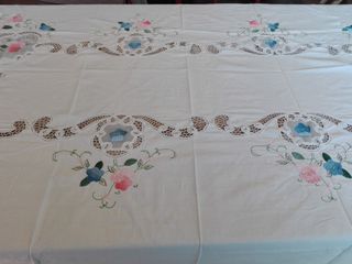 Mantelería de Lino Bordada a Punto de Cruz años 60
