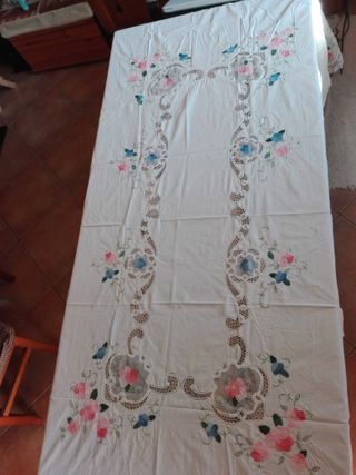 Mantelería de Lino Bordada a Punto de Cruz años 60