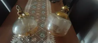 Lámparas colgantes doradas y transparentes