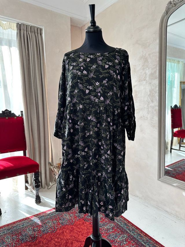 Vestido estampado floral negro y morado