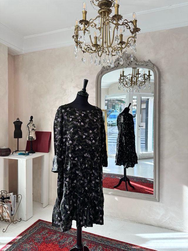 Vestido estampado floral negro y morado