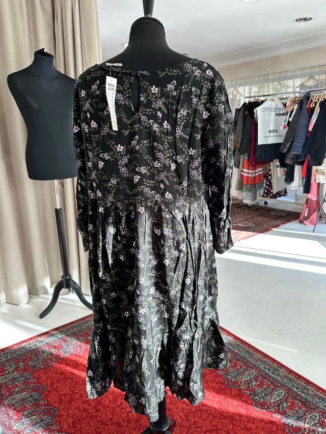 Vestido estampado floral negro y morado