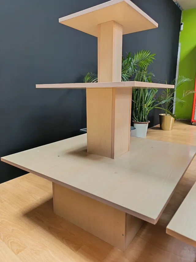 Mueble expositor pirámide madera