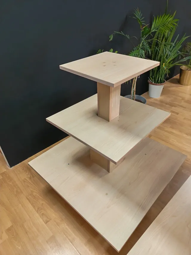 Mueble expositor pirámide madera