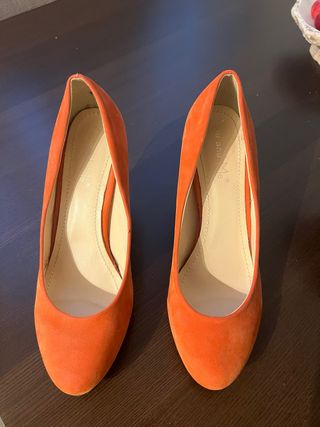 Zapatos de vestir naranjas de tacón