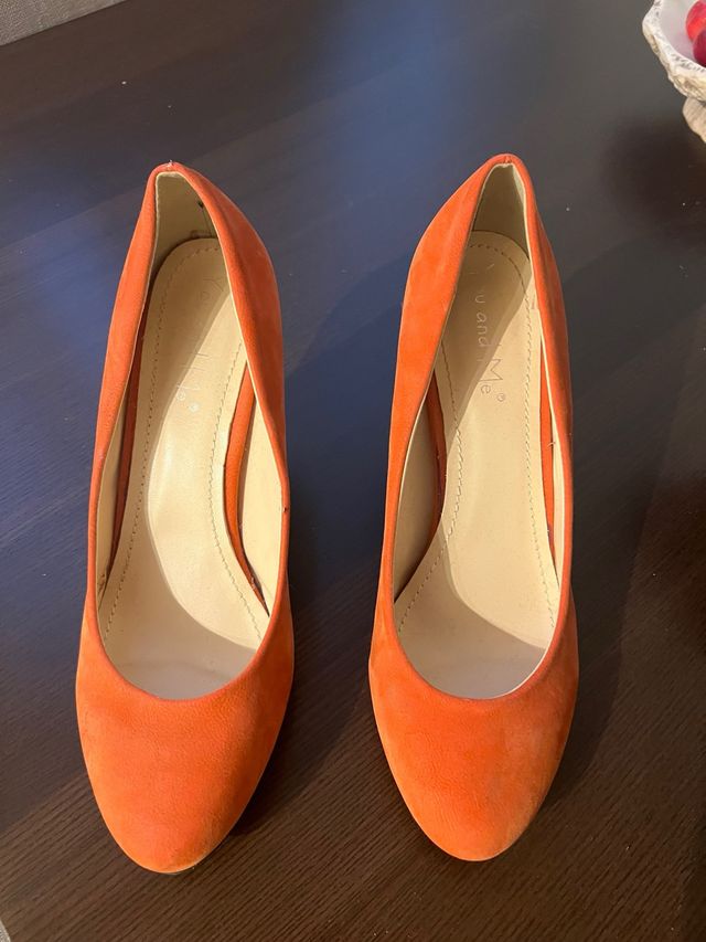Zapatos de vestir naranjas de tacón