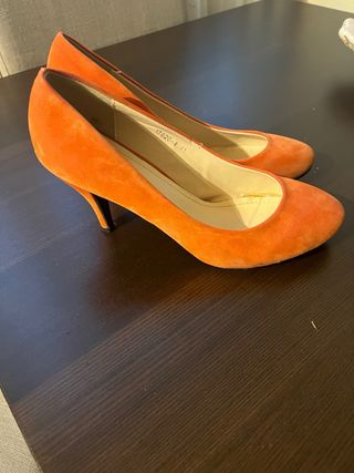 Zapatos de vestir naranjas de tacón